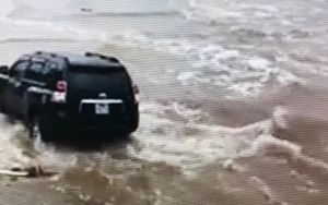 Điều khiển chiếc xe bạc tỉ đùa giỡn với sóng biển đợt mưa bão