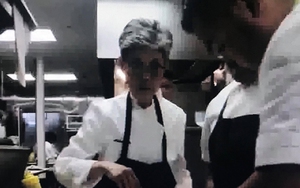 VIDEO: Nữ đầu bếp Việt nổi tiếng ở California, thu hút nhiều sao hạng A