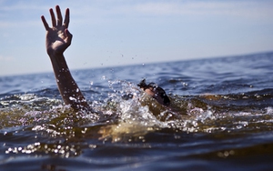 Ba học sinh đi cắt cỏ, bị đuối nước khi ra khe nước lũ tắm