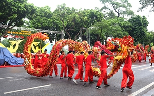 VIDEO: Xem múa 'con đĩ đánh bồng' ở phố đi bộ Hồ Gươm. Công Lý, Minh Vượng, Thu Hà tái hiện đám cưới Hà thành xưa