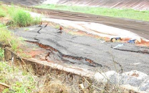 Sụt lún gần hồ bùn đỏ Nhà máy Alumin Nhân Cơ ngày một nghiêm trọng