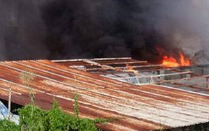 Thành phố Hồ Chí Minh: Cháy lớn thiêu rụi hàng trăm m2 nhà xưởng tại Quận 12