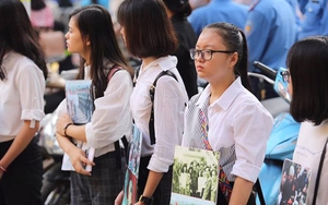 Người dân xúc động mang ảnh nguyên Tổng Bí thư Đỗ Mười chờ truy điệu