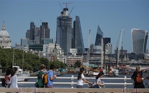 Lương cơ bản của người dân Anh tăng mạnh nhất trong gần một thập kỷ