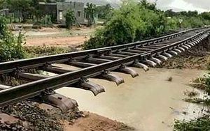 Chuyển tải gần 2.600 khách đi tàu do tuyến Bắc-Nam bị tê liệt