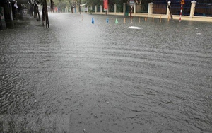 Đường sắt Bắc - Nam bị tê liệt do mưa lớn