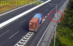 Đề nghị xử lý nghiêm xe ôtô đi lùi ngược chiều trên đường cao tốc