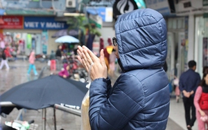 Người dân Hà Nội trùm áo mưa, co ro ra đường trong đợt rét đậm đầu mùa