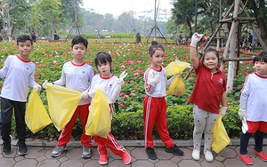 Những hình ảnh đáng yêu về học sinh tiểu học đi nhặt rác ở Hồ Gươm