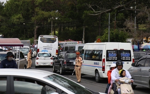Du khách đổ về Đà Lạt quá đông, giao thông quá tải