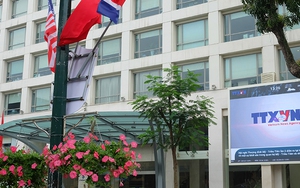 Những lẵng hoa treo trên cột đèn khiến Hà Nội cực ‘dễ thương’