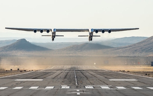 Chiếc máy bay 2 thân và 6 động lớn nhất thế giới lần đầu cất cánh tại Mỹ