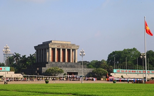 Kỷ niệm 129 năm Ngày sinh Chủ tịch Hồ Chí Minh: Hơn 10 nghìn lượt người vào Lăng viếng Bác