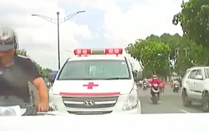 VIDEO: Mải mê bấm điện thoại, xe máy đâm thẳng vào đuôi ô tô