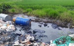 Tái diễn nạn đổ trộm hóa chất độc hại trên Đại lộ Thăng Long