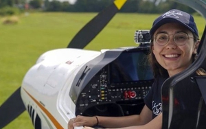 Cô gái trẻ tuổi một mình bay vòng quanh thế giới