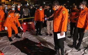 Vụ rơi máy bay tại Indonesia: Lực lượng chức năng tiếp nhận nhiều phần thi thể và vật dụng cá nhân hành khách