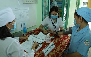 Sức khỏe các nhân viên y tế bình thường sau khi tiêm vaccine phòng Covid-19 ​