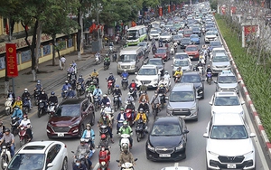 Nhiều tuyến đường ùn tắc khi người dân dồn về bắt đầu kỳ nghỉ lễ
