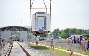 Cận cảnh đoàn tàu số 2 tuyến metro số 1 Bến Thành – Suối Tiên lên ray tại depot