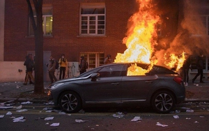 Pháp: Gần 900 ô tô bị đốt cháy trong đêm Giao thừa