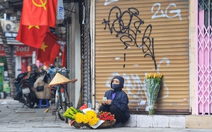 Chùm ảnh: Người dân Hà Nội đón ngày đầu Năm mới 2022 trong bầu không khí yên ắng