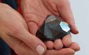 Đấu giá viên kim cương đen lớn nhất thế giới
