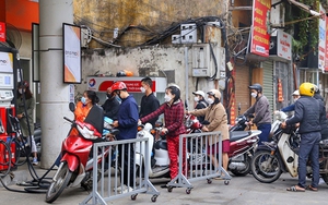 Người dân tranh thủ đổ xăng trước giờ điều chỉnh giá