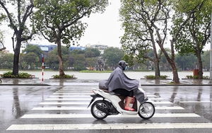 Hình ảnh đường phố Hà Nội vắng vẻ ngày mưa rét