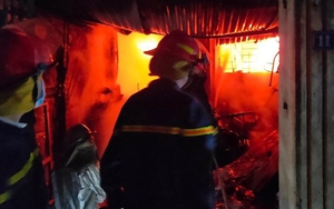 Giải cứu 3 người mắc kẹt trong đám cháy tại Hoàng Mai, Hà Nội