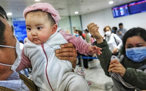 Hình ảnh niềm vui khôn xiết của 276 kiều bào từ Ukraine trở về nước vừa hạ cánh xuống Nội Bài