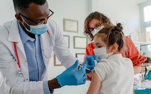 Mỹ khuyến nghị tiêm vaccine phòng Covid-19 cho trẻ từ 6 tháng tuổi ​