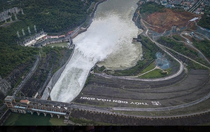 Đóng 1 cửa xả đáy hồ Hòa Bình vào 13 giờ ngày 19/6