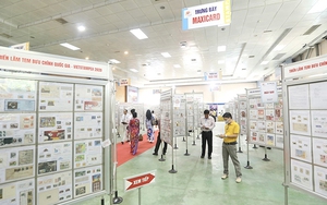 Trao giải cho các tác giả tham gia Triển lãm Tem bưu chính Quốc gia