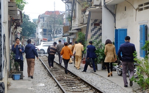 Công an vào cuộc, xử lý nghiêm các quán cafe nằm giữa đường ray tàu