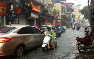 Hà Nội ngập bì bõm ngay trong cơn mưa lớn đầu mùa