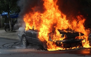 VIDEO: Ô tô 4 chỗ bất ngờ bốc cháy dữ dội, chỉ còn trơ khung sắt