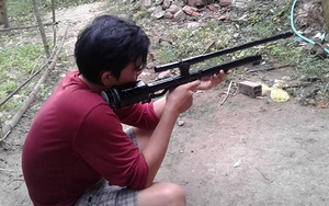 Bé 10 tuổi đang ngồi học bị đạn lạc bắn trúng đầu phải cấp cứu tại bệnh viện Việt Đức