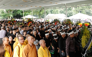 Hàng ngàn học sinh, cựu học sinh tiễn biệt Thầy Văn Như Cương