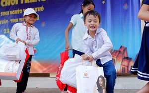 Người đẹp Nhân ái Thủy Tiên vượt hơn 250km đem Trung Thu đến với trẻ em miền núi
