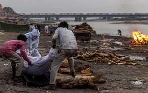 Ấn Độ báo động tình trạng thả trôi thi thể người bệnh trên sông Hằng
