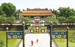 Xuất lộ hệ thống đá ong bó vỉa sát nền móng, thềm bậc cấp điện Thái Hòa