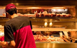 Đại dịch Covid-19 buộc nhiều thiếu niên Mỹ chọn mưu sinh thay vì học tiếp