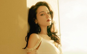 Địch Lệ Nhiệt Ba lên hotsearch vì quá quyến rũ với váy xẻ tà