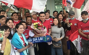 50 CĐV HAGL đón HLV Kiatisak trở lại Pleiku