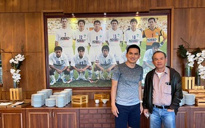 Bầu Đức tới tận khách sạn chúc Tết HLV Kiatisuk