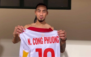 Tiền đạo Lào hưng phấn vì được Công Phượng tặng áo