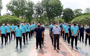 Tuyển Việt Nam dâng hương tại Đài tưởng niệm các Anh hùng liệt sĩ tượng đài Bắc Sơn