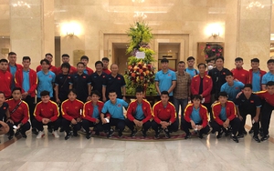 Chủ tịch nước CHXHCN Việt Nam Nguyễn Xuân Phúc gửi hoa và động viên tuyển Việt Nam