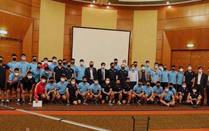 Đại sứ đặc mệnh toàn quyền Việt Nam tại UAE thăm tuyển Việt Nam